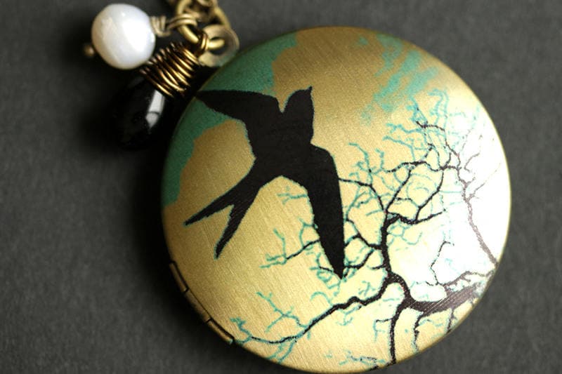 Vogel Locket Halskette. Halskette Mit Schwarzem Tropfen Und Süsswasserperle. Bronze-Medaillon. Handmade Schmuck von TheTeardropShop