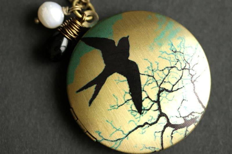 Vogel Locket Halskette. Halskette Mit Schwarzem Tropfen Und Süsswasserperle. Bronze-Medaillon. Handmade Schmuck von TheTeardropShop