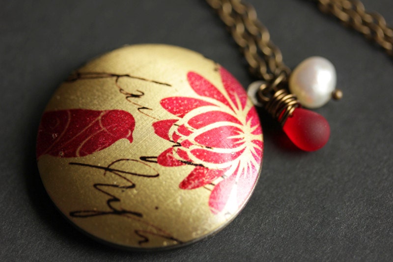 Vogel Locket Halskette. Red Bird Halskette Mit Glastropfen Und Süsswasserperle. Bronze-Medaillon. Schmuck. Handgemachte von TheTeardropShop