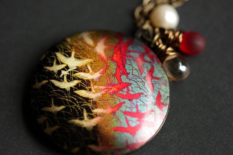 Vogel-Medaillon. Bronze Medaillon Halskette. Rot-Braune Vogelschwarm Halskette Mit Glastropfen Und Süsswasserperle Charm. Handmade Schmuck von TheTeardropShop