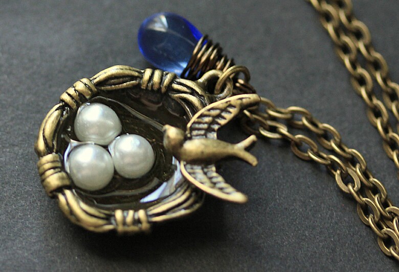 Vogel-Nest-Halskette. Vogel Halskette Mit Glastropfen Und Süsswasserperle. Bronze Kette. Rotkehlchen Nest Charm Handgemachte Halskette von TheTeardropShop
