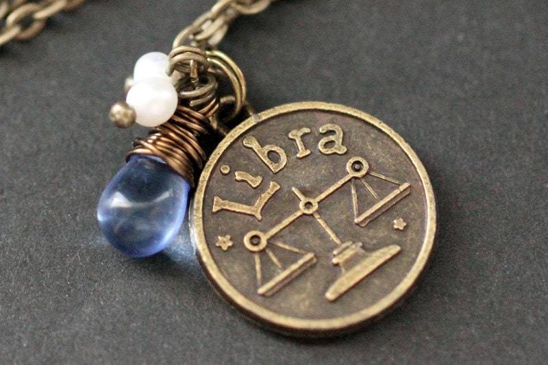 Waage Halskette. Sternzeichen-Halskette. Sonnenzeichen Charm Halskette Mit Glastropfen Und Perlen. Handmade Schmuck von TheTeardropShop
