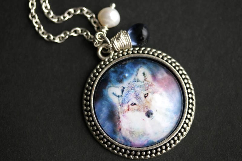 Wald Wolf Halskette. Winterwolf Anhänger Mit Süsswasserperle Und Dunkelblauer Tropfenperle. Blaue Handgemachte von TheTeardropShop