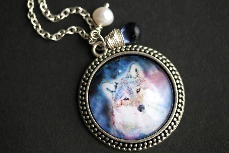 Wald Wolf Halskette. Winterwolf Anhänger Mit Süsswasserperle Und Dunkelblauer Tropfenperle. Blaue Handgemachte von TheTeardropShop