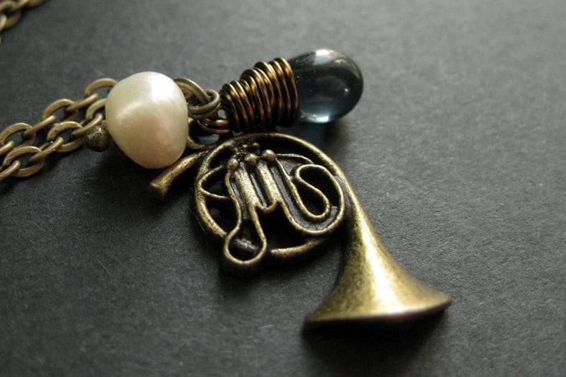Waldhorn Halskette. Musik-Halskette. Instrumenten-Anhänger. Bettelkette +Dusk Blue Teardrop+. Handmade Schmuck von TheTeardropShop