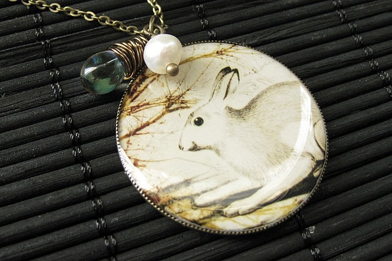 Waldkaninchen-Halskette Mit Süßwasserperle Und Wire Wrapped Teardrop. Handmade Schmuck von TheTeardropShop