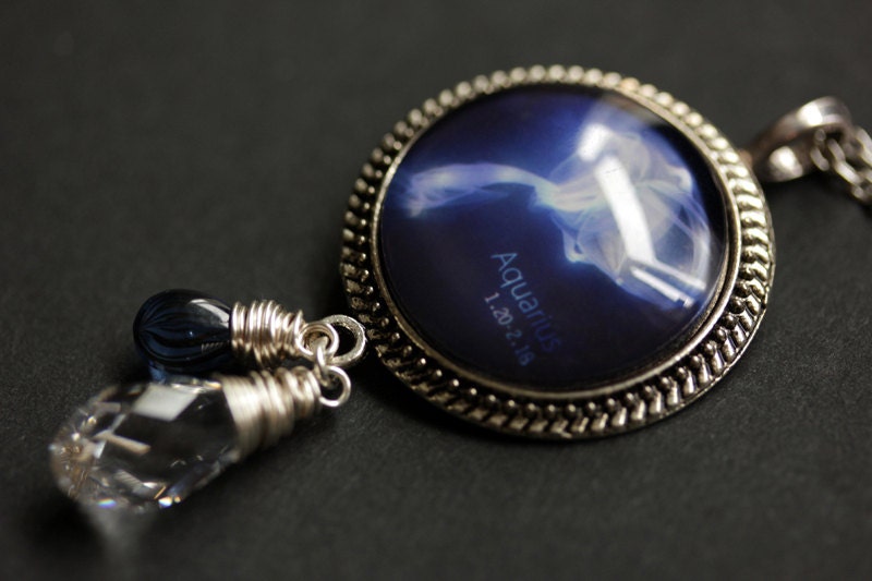 Wassermann Halskette. Kobaltblaue Sternzeichen-Astrologie-Halskette. Sun Sign Constellation Draht Gewickelt Kristall Charm von TheTeardropShop