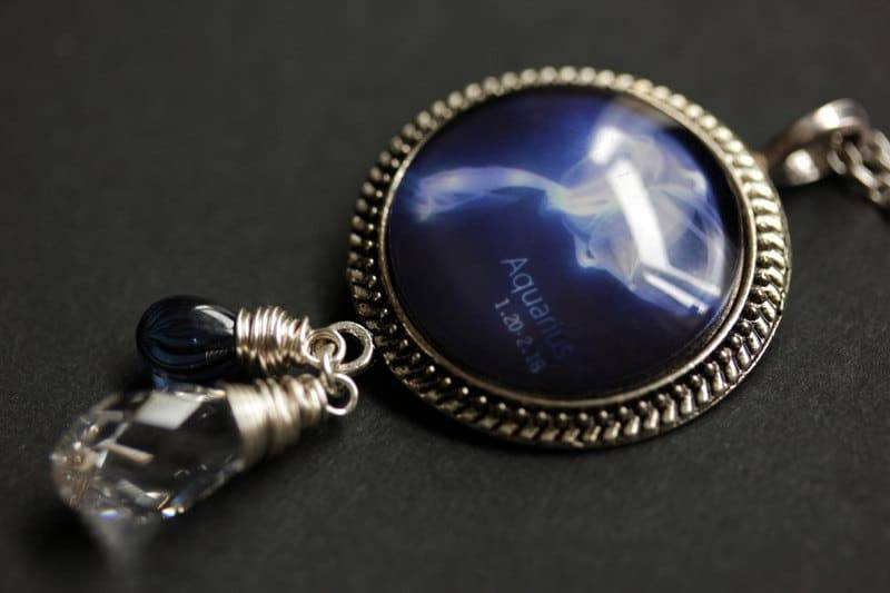 Wassermann Halskette. Kobaltblaue Sternzeichen-Astrologie-Halskette. Sun Sign Constellation Draht Gewickelt Kristall Charm von TheTeardropShop