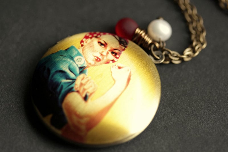 "We Can Do It" Medaillon Halskette, Vergoldet Frauenpower-Kette. Rosie The Riveter Halskette Mit Glastropfen Und Perle. Handmade Schmuck von TheTeardropShop