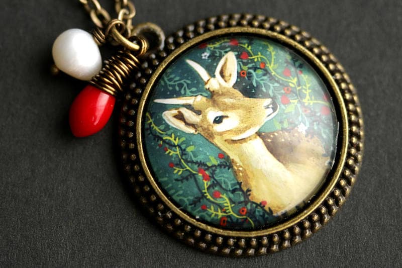 Weihnachts-Hirsch-Halskette. Junger Buck Halsschmuck. Hirsch Anhänger Mit Roter Koralle in Tropfenform Und Süsswasserperle. Urlaub Halskette von TheTeardropShop