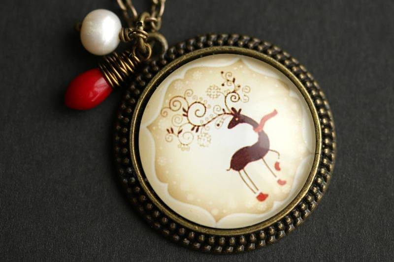 Weihnachtsren Halskette. Urlaub Rentier Anhänger. Weihnachts Halskette Mit Roter Koralle in Tropfenform Und Süsswasserperle. Bronze Kette von TheTeardropShop