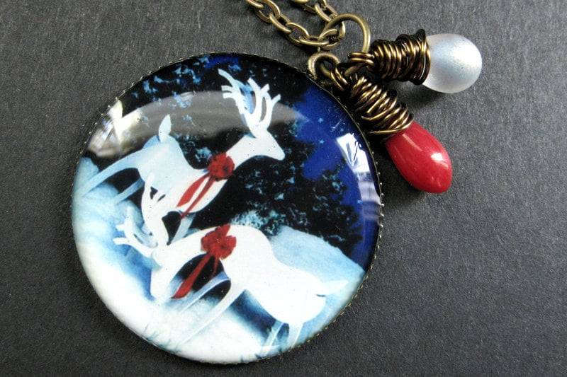 Weihnachtsren Halskette. Weihnachtsanhänger Mit Roter Koralle Und Gefrosteter Weißer Träne. Handmade Schmuck von TheTeardropShop