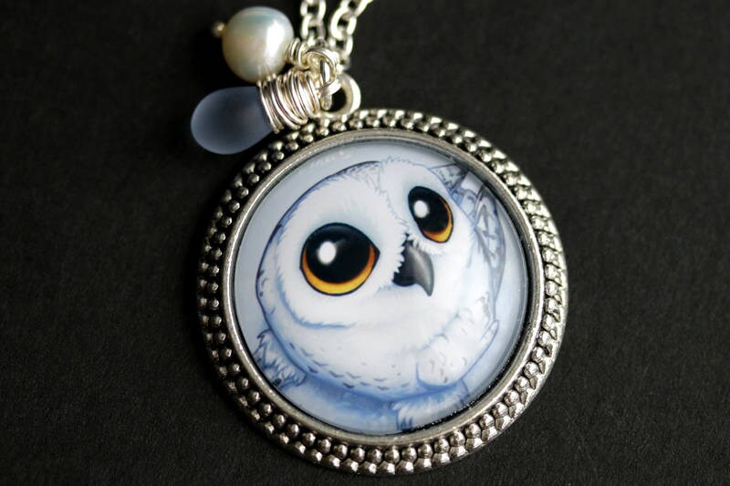 Weiße Eule Halskette. Schnee Anhänger. Eulen Halskette Mit Hellblauem Tropfen Und Süsswasserperle. Hellblaue von TheTeardropShop