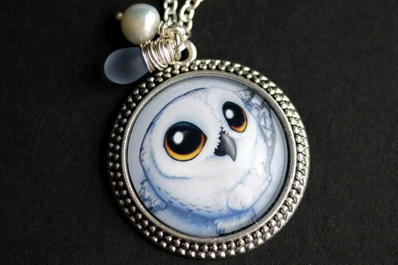 Weiße Eule Halskette. Schnee Anhänger. Eulen Halskette Mit Hellblauem Tropfen Und Süsswasserperle. Hellblaue von TheTeardropShop