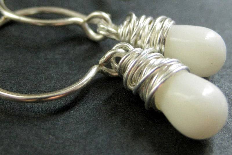 Weiße Korallen Ohrringe. Teardrop Ohrringe Wire Wrapped in Silber. Handmade Schmuck von TheTeardropShop