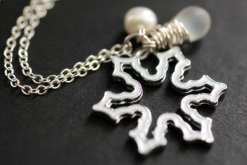 Weiße Schneeflocke Halskette in Silber. Wendbare Schneeflocken Anhänger Mit Glastropfen Und Süßwasserperle. Handmade Schmuck von TheTeardropShop