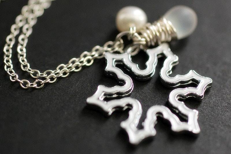 Weiße Schneeflocke Halskette in Silber. Wendbare Schneeflocken Anhänger Mit Glastropfen Und Süßwasserperle. Handmade Schmuck von TheTeardropShop