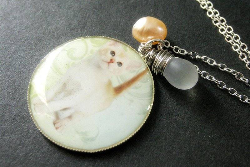 Weißes Kätzchen Halskette. Katzen -Kette Mit Frosttropfen Und Pfirsichfarbener Süßwasserperle. Handmade Schmuck von TheTeardropShop