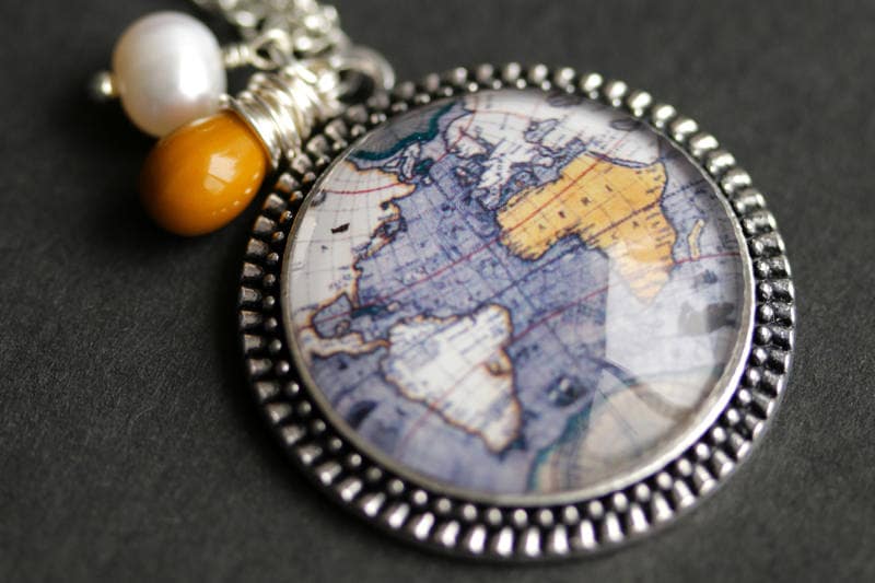 Weltkarte Halskette. Anhänger Planet Erde/Landkarte Mit Süßwasserperlen-Charm Und Senfgelber Träne. Blaue Handgemachte von TheTeardropShop