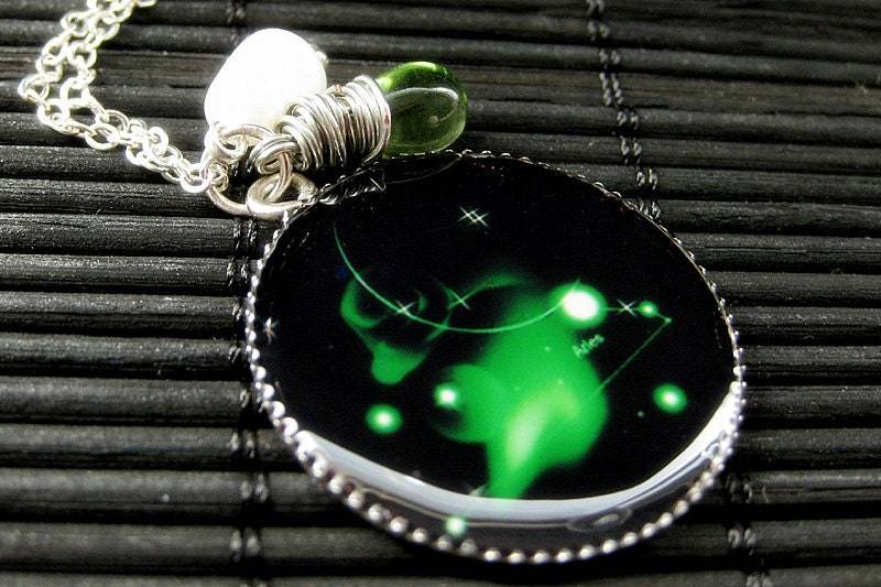 Widder Halskette. Schmuck Mit Grüner Tropfenperle Und Süßwasserperle. Handmade Schmuck von TheTeardropShop