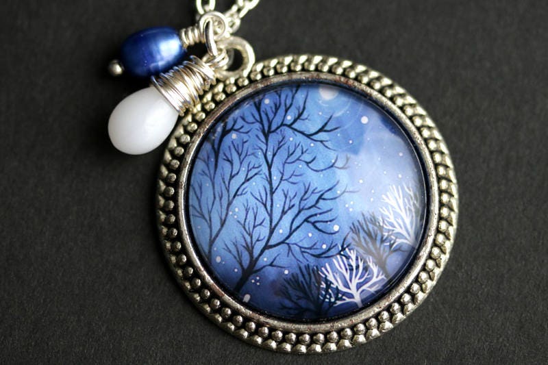 Winter Bäume Halskette. Baum Anhänger Mit Dunkelblauer Süsswasserperle Und Weisser Korallen-Tropfen. Blaue Handgemachte von TheTeardropShop