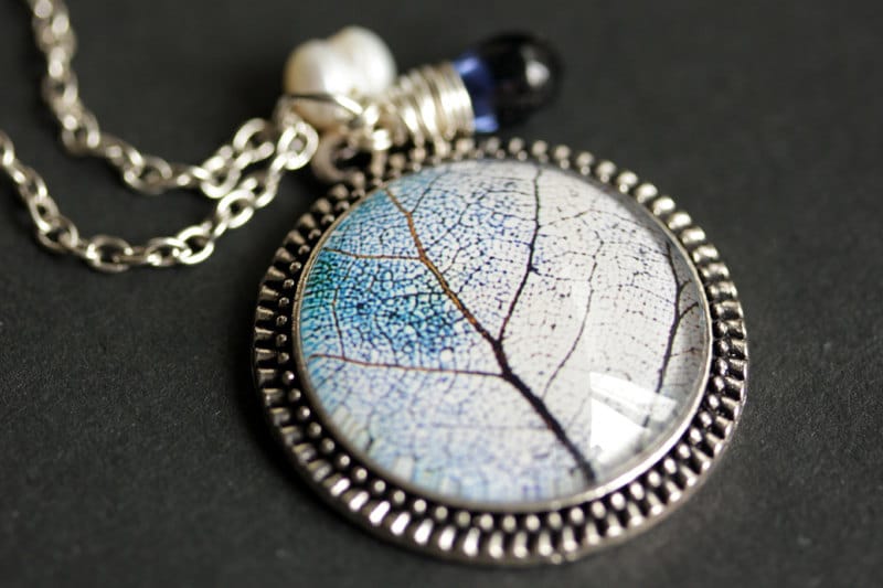 Winter-Blatt-Halskette. Blauer Blatt Anhänger Mit Dunkelblauer Träne Und Süsswasserperle Charm. Blaue Halskette. Handgemachte von TheTeardropShop