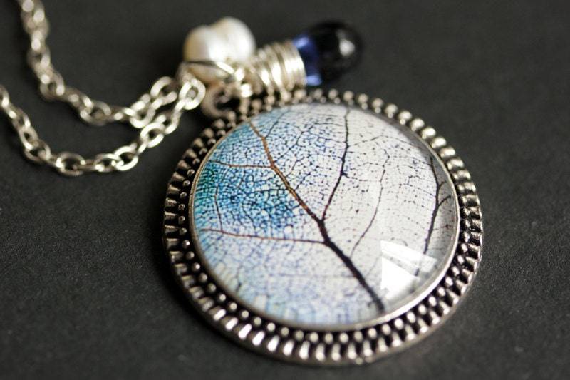 Winter-Blatt-Halskette. Blauer Blatt Anhänger Mit Dunkelblauer Träne Und Süsswasserperle Charm. Blaue Halskette. Handgemachte von TheTeardropShop
