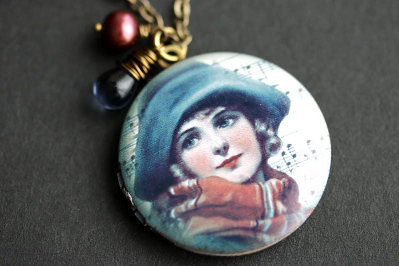 Winter Girl Locket Halskette. Winterliche Halskette Mit Dunkelblauer Träne Und Burgunderroter Süßwasserperle. Vintage Print Bronze-Medaillon von TheTeardropShop