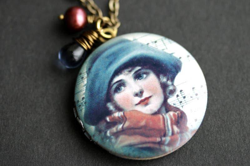Winter Girl Locket Halskette. Winterliche Halskette Mit Dunkelblauer Träne Und Burgunderroter Süßwasserperle. Vintage Print Bronze-Medaillon von TheTeardropShop