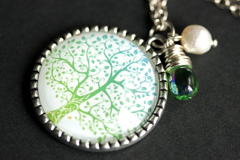 Winter Tauwetter Baum Halskette. Silber Anhänger. Handgemachte Halskette in Aquablau Und Hellgrün Mit Glastropfen Süßwasserperle von TheTeardropShop