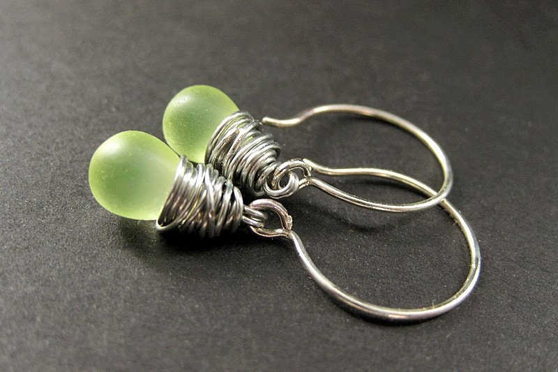 Wire Wrapped Lemon Lime Gefrostete Teardrop Ohrringe in Silber. Handmade Schmuck von TheTeardropShop