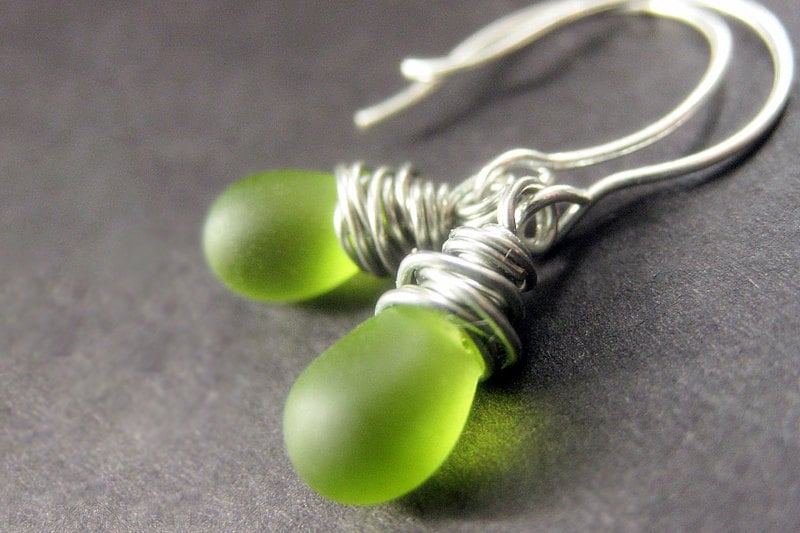 Wire Wrapped Mattierte Apfelgrün Hängeohrringe in Silber. Baumeln Ohrringe. Handmade Schmuck von TheTeardropShop