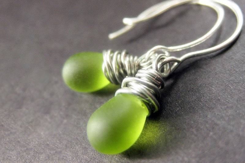 Wire Wrapped Mattierte Apfelgrün Hängeohrringe in Silber. Baumeln Ohrringe. Handmade Schmuck von TheTeardropShop