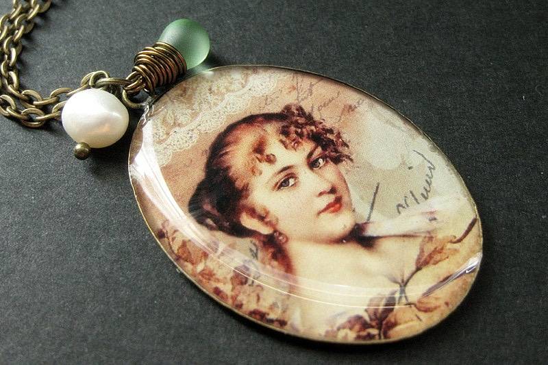 Wunderschöne Halskette. Renaissance-Frauen-Anhänger Mit Blassgrüner Träne Und Perle. Handmade Schmuck von TheTeardropShop