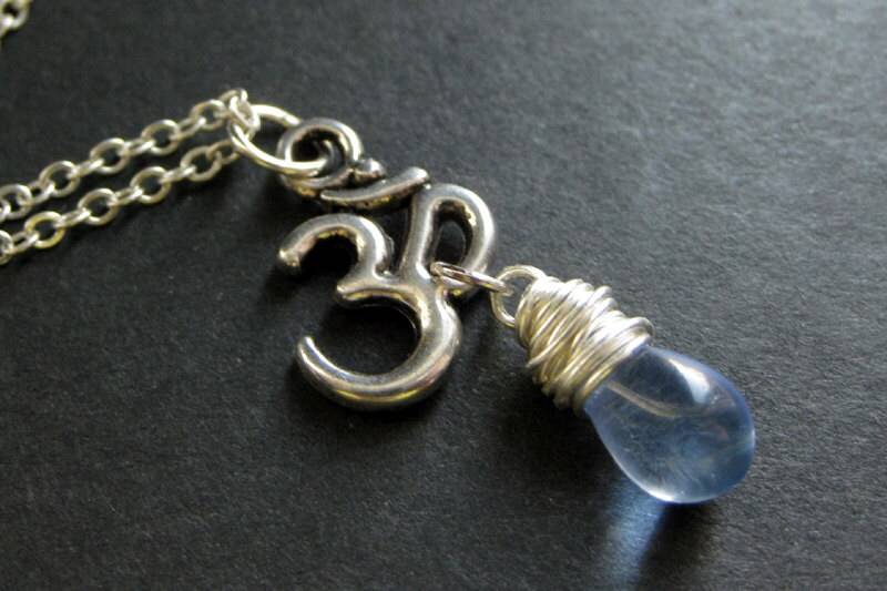 Yoga-Halskette. Yoga-Schmuck. Blaue Halskette. Ohm-Halskette. Om Halskette in Silber. Tropfen Handmade Schmuck von TheTeardropShop