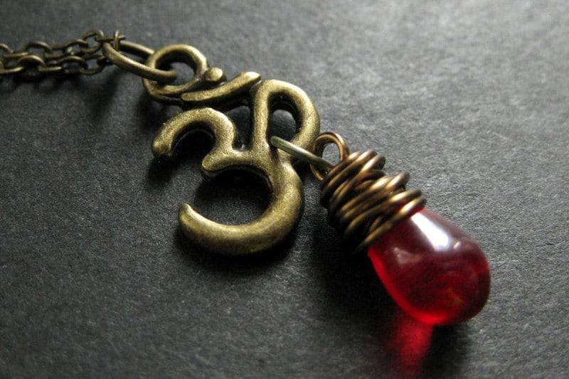 Yogakette in Bronze. Tropfen Halskette. Ohm-Halskette. Yoga-Schmuck. Rote Om-Halskette. Handmade Schmuck von TheTeardropShop
