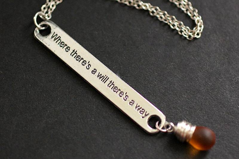 stärke Halskette. Gefrosteter Honig Draht Gewickelt "Wo Ein Wille Ist, Da Ist Auch Weg" Halskette in Silber. Handgefertigt von TheTeardropShop