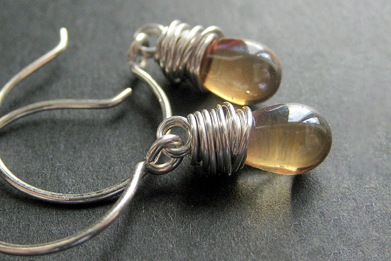 sterling Silber Ohrringe - Champagne Taupe Tropfen Ohrringe. Draht Gewickelt Handmade Schmuck von TheTeardropShop