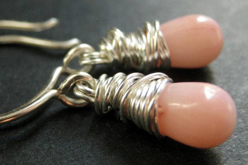 sterling Silber Ohrringe - Rosa Korallen Ohrringe. Tropfen Draht Gewickelt Handmade Schmuck von TheTeardropShop