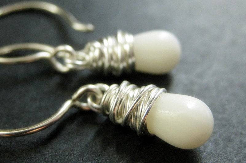 sterling Silber Ohrringe - Weiße Korallen Ohrringe. Tropfen Draht Gewickelt Handmade Schmuck von TheTeardropShop
