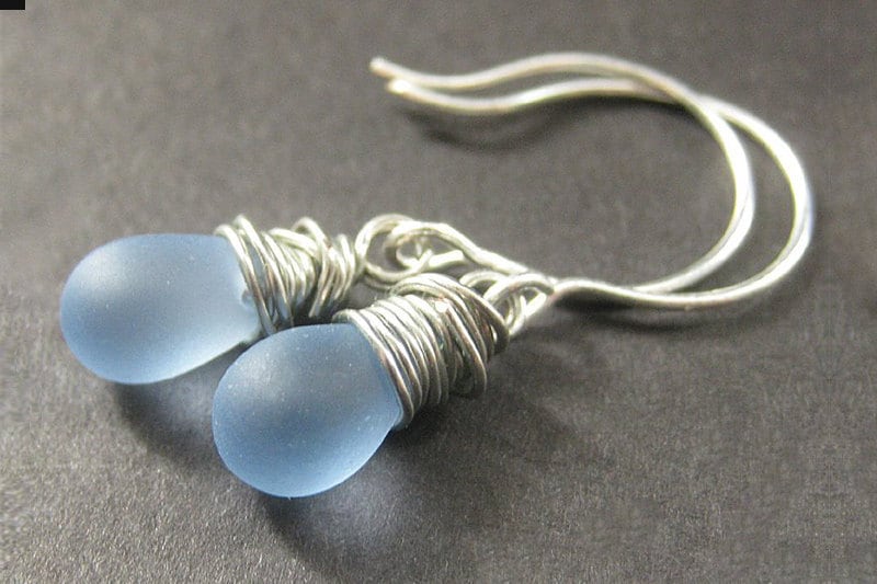 sterling Silber Ohrringe - Wire Wrapped Ohrringe. Himmelblau Gefrostete Hängeohrringe. Handmade Schmuck von TheTeardropShop