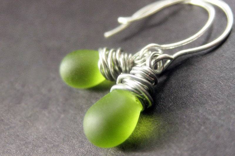 sterling Silber Wire Wrapped Ohrringe - Grasgrün Mattierte Teardrop Ohrringe. Handmade Schmuck von TheTeardropShop