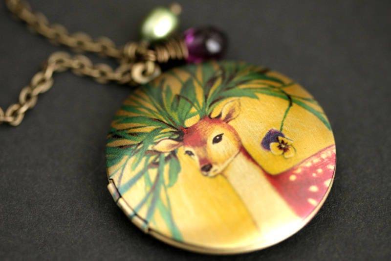 stiefmütterchen Medaillon Halskette Reindeer Mit Lila Teardrop Und Süsswasserperle. Reh Halskette. Wald von TheTeardropShop