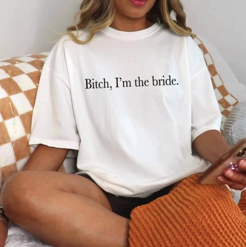 Lustiges Braut-Shirt Komfortfarben Junggesellinnenabschied-T-Shirt Lustiges Braut-Shirt Komfortfarben Junggesellinnenabschied-T-Shirt von TheTeeStudio