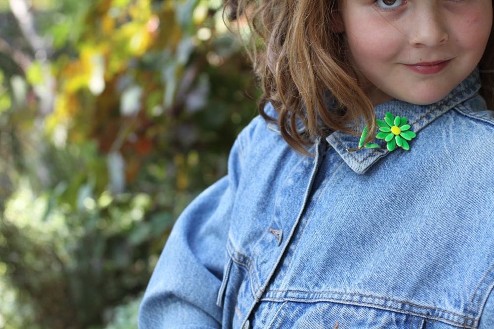 Grüne Und Gelbe Emaille Pin 1960Er Jahre Blühen Grüne Und Gelbe Emaille Pin 1960Er Jahre Blühen von TheTendedHome