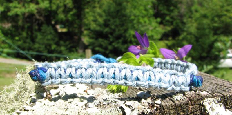 Blaues Hanf Armband Mit Handschlaufe Hippie Strandschmuck, 18 cm von TheTerraCraft