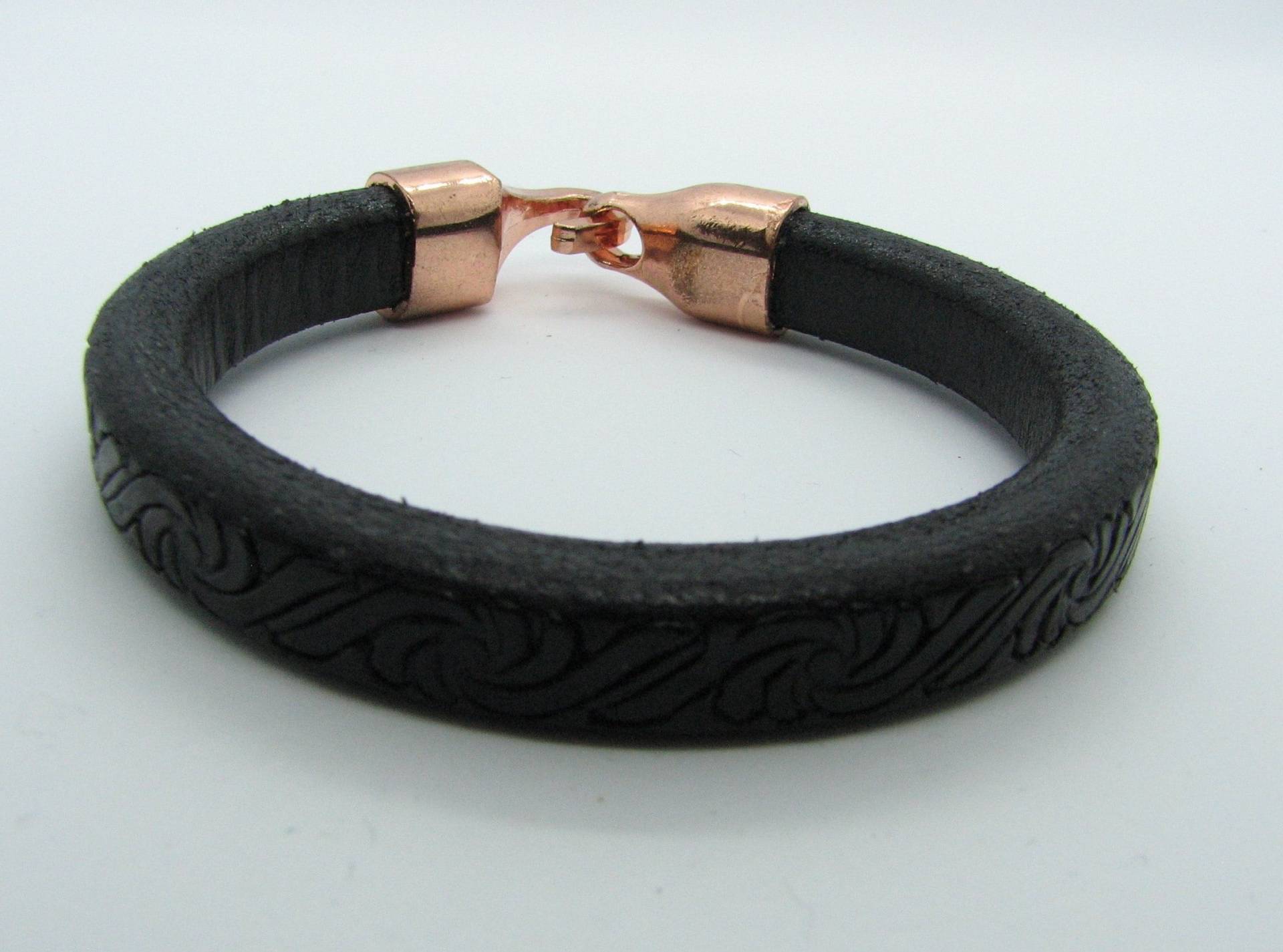 Geätzte Schwarz Regaliz Leder Armband Mit Kupfer Haken Und Verschluss von TheTerraCraft