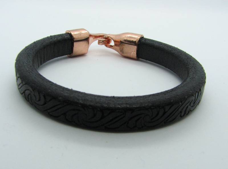 Geätzte Schwarz Regaliz Leder Armband Mit Kupfer Haken Und Verschluss Geätzte Schwarz Regaliz Leder Armband Mit Kupfer Haken Und Verschluss von TheTerraCraft