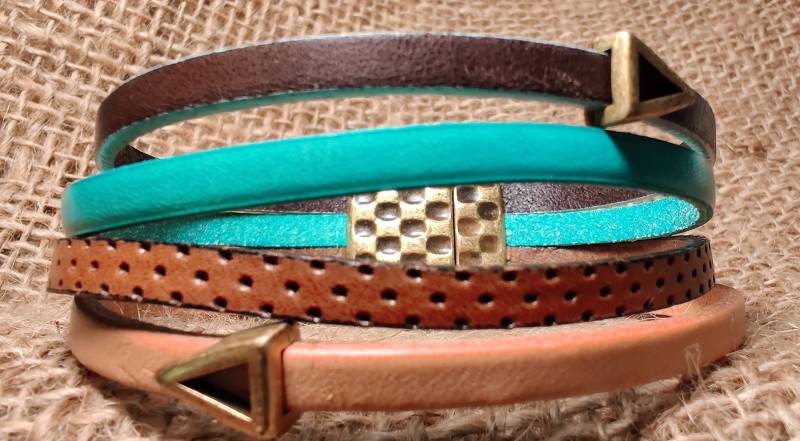 Herren Leder Pfeilspitze Manschette Armband Vierfarbiger Messing Magnetverschluss von TheTerraCraft