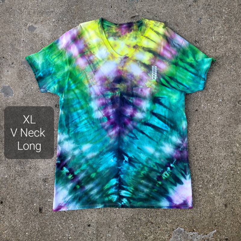 Handgemachtes Tie Dye T-Shirt Mit V-Ausschnitt - X Large One Of A Kind von TheTerrapinStation